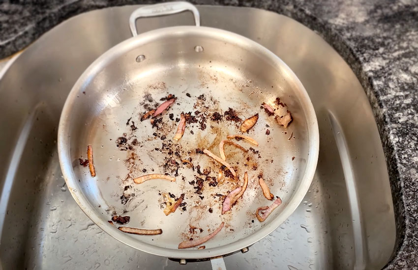 How to Clean Pans with Baking Soda and Vinegar